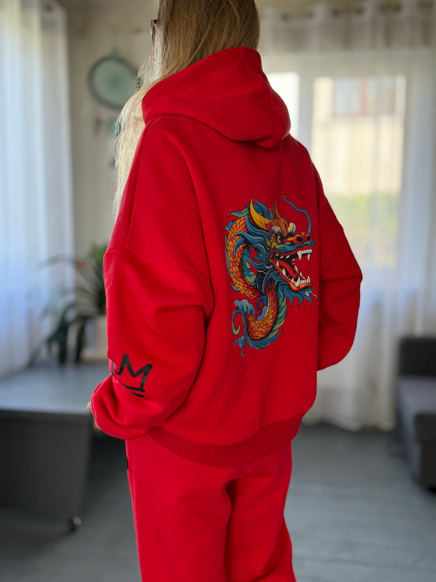 PEPPER Magic Red laisvalaikio kostiumas su pūkeliu ir drakonu moterims