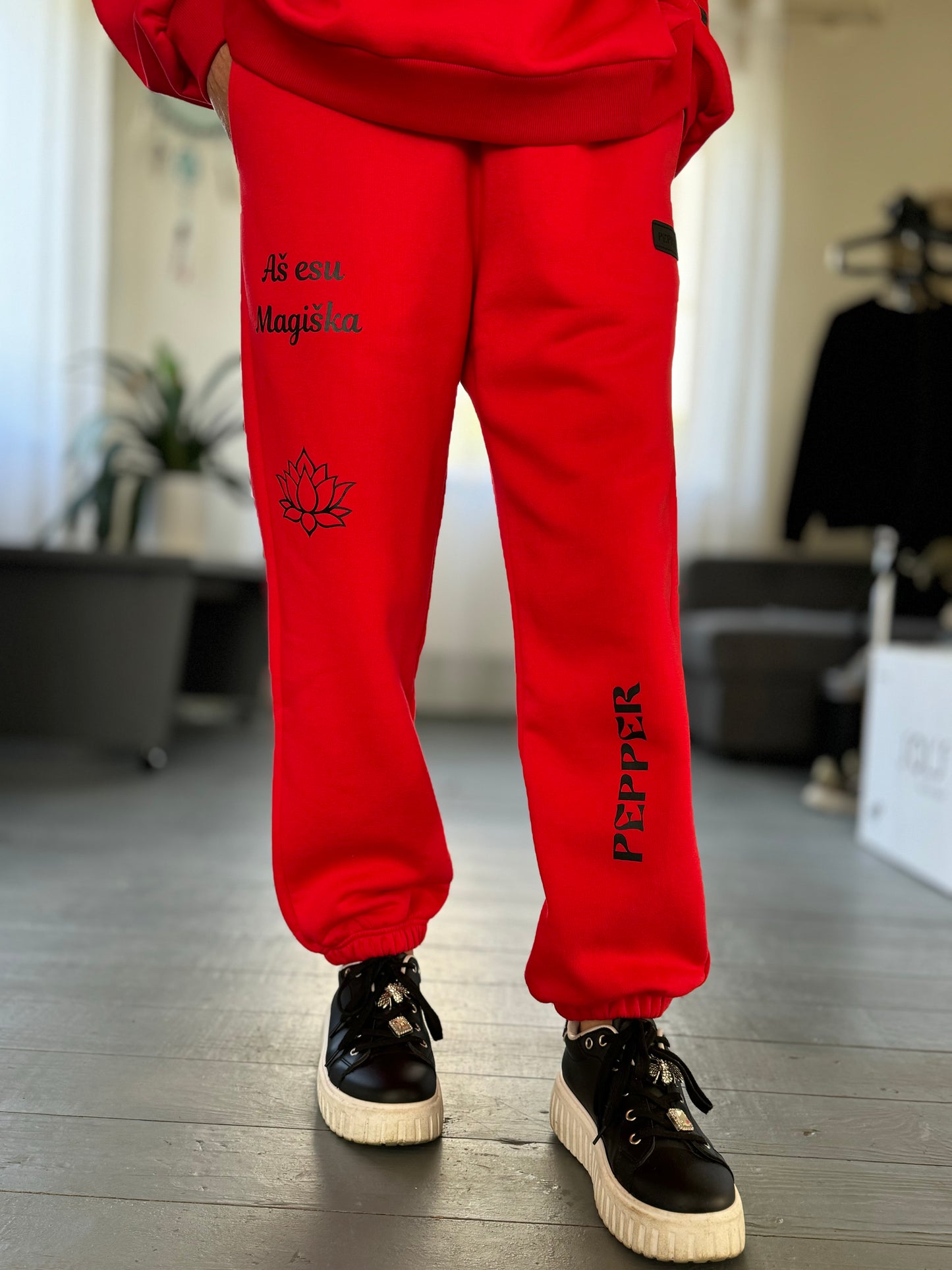 PEPPER Magic Red laisvalaikio kostiumas su pūkeliu ir drakonu moterims