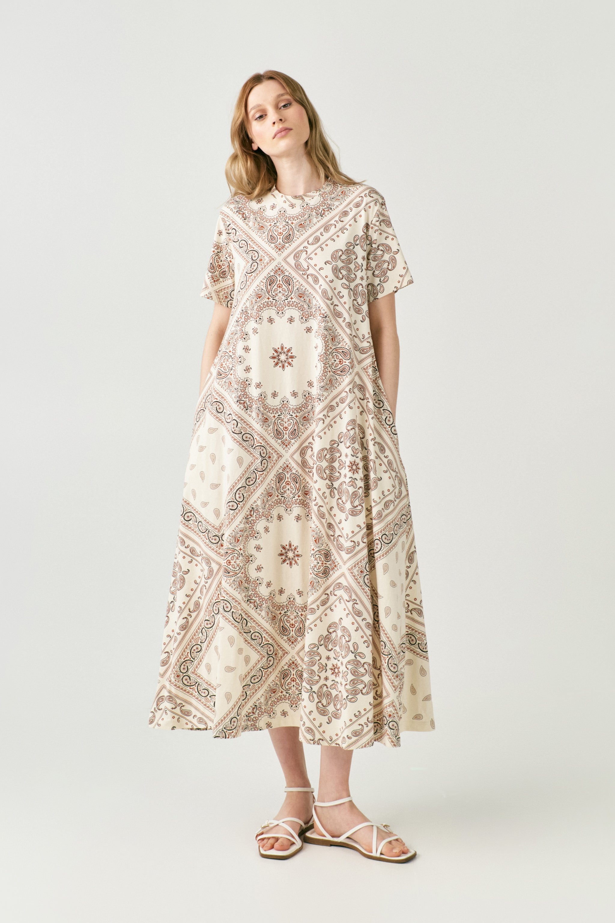 Lumina kreminė suknelė moterims