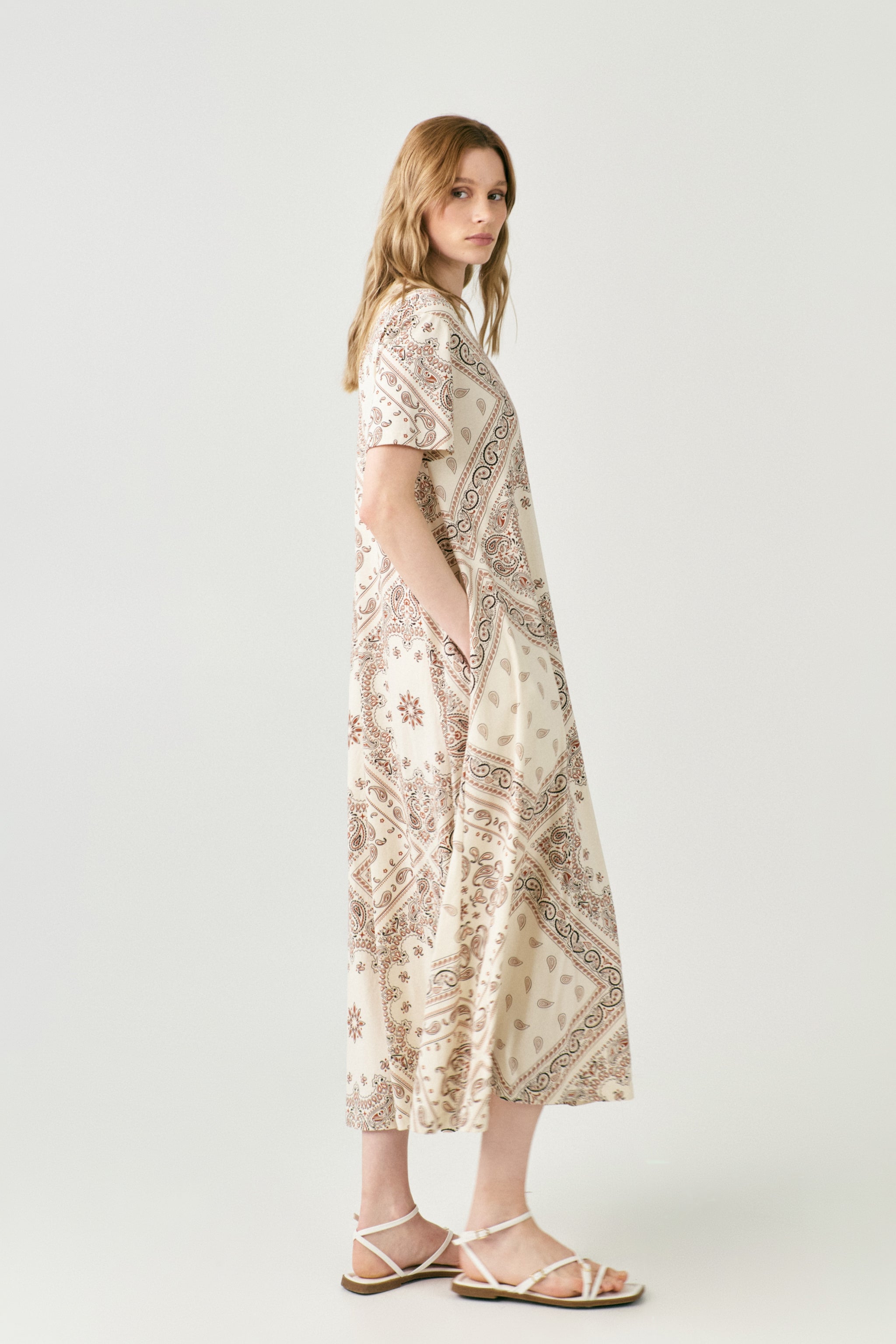 Lumina kreminė suknelė moterims