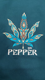 PEPPER UNISEX Opal Green džemperis su užrašu priekyje ir siuvinėtu logotipu nugaroje