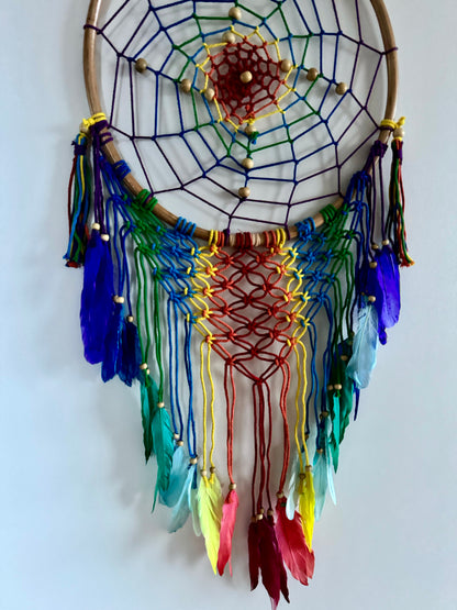 44 cm spalvota sapnų gaudyklė su plunksnomis