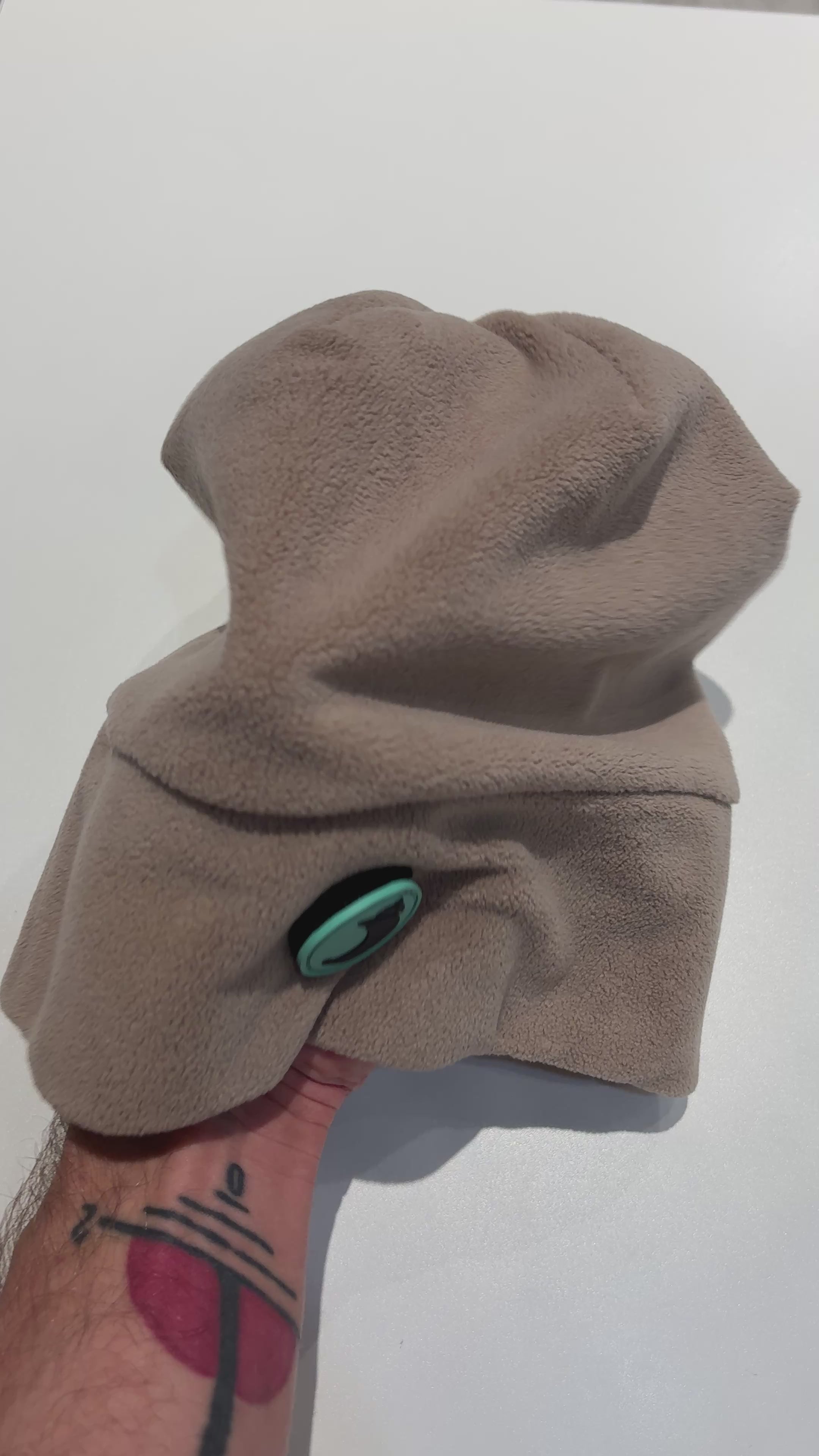 PEPPER UNISEX Fleece Dune special edition logo kepurė