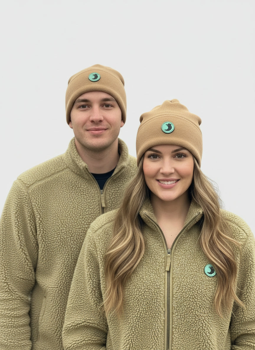 PEPPER UNISEX Fleece Sandstone special edition logo kepurė