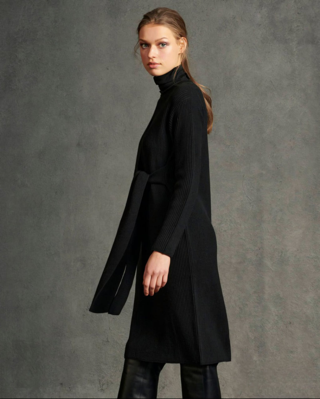 Luisa Cerano juoda suknelė