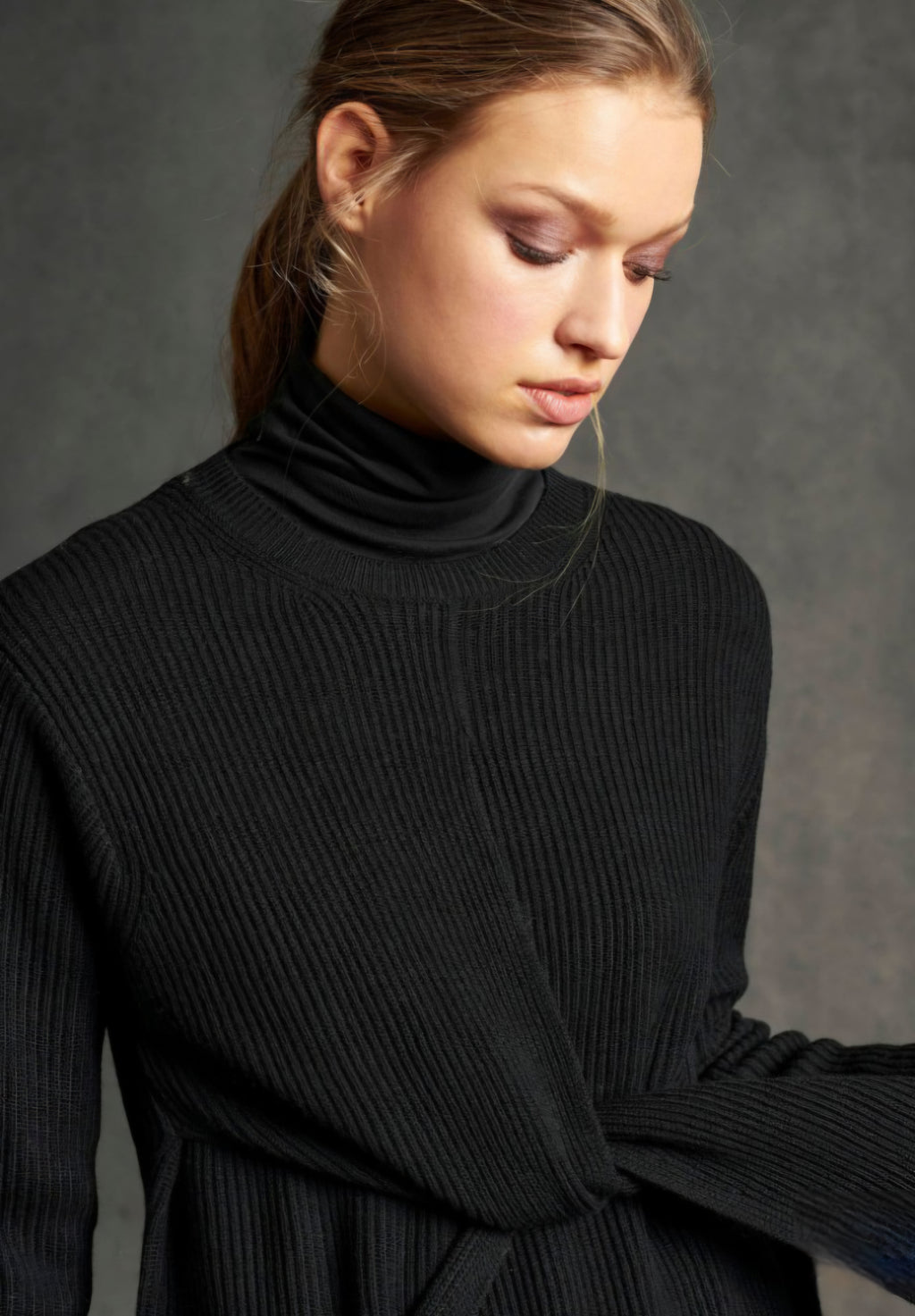 Luisa Cerano juoda suknelė