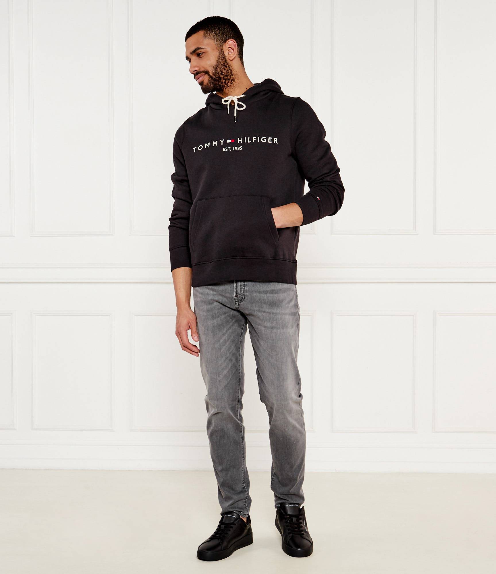 TOMMY HILFIGER juodas džemperis su pūkeliu ir goptuvu